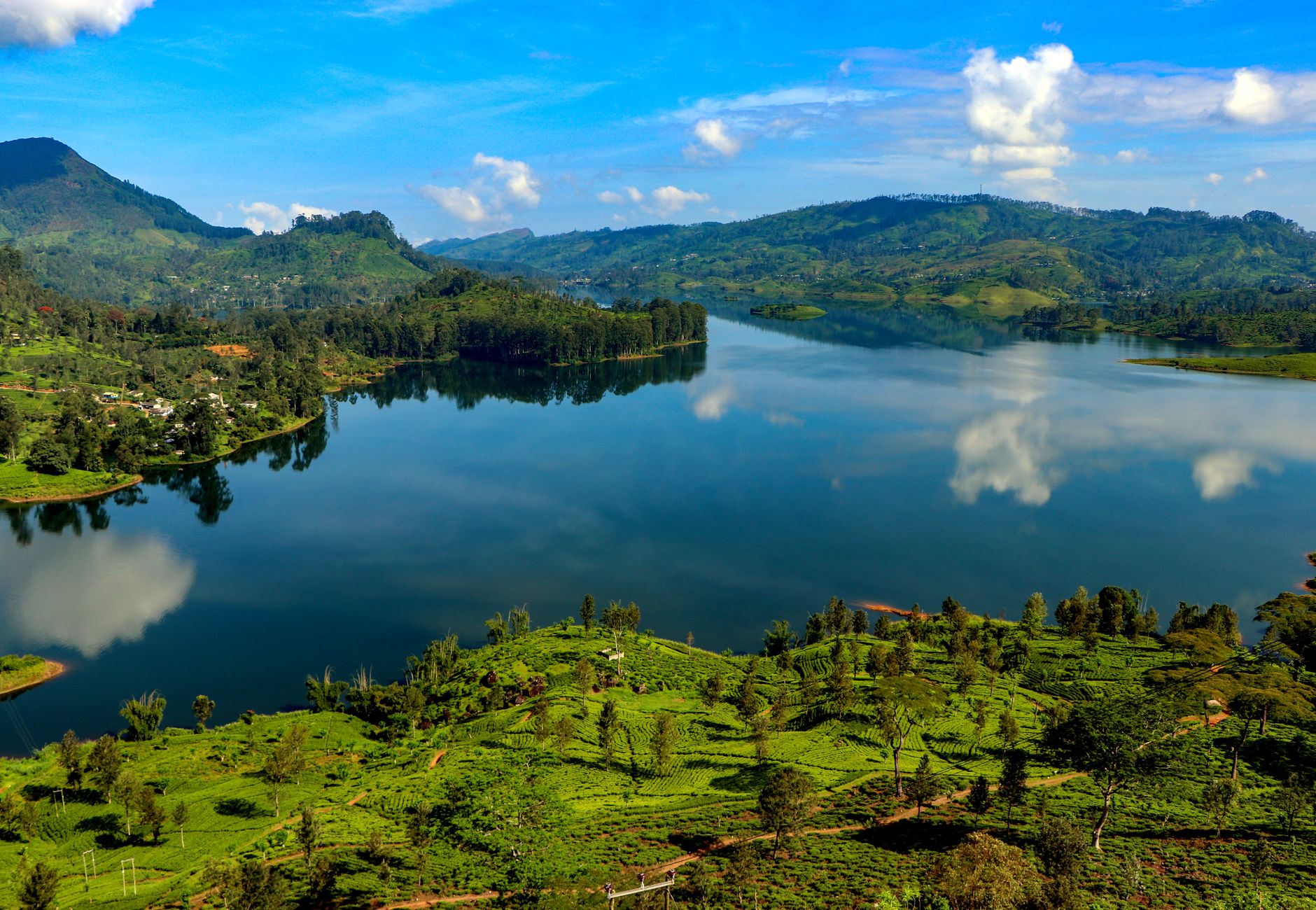 Beautiful panoramic view of a tranquil lake surrounded by lush greenery in Maskeliya, Sri Lanka